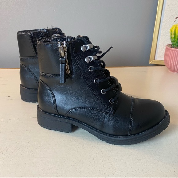Steve Madden Other - Steve Madden black side zip boots